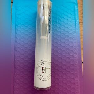 It Cosmetics Heavenly Skin Brush #704 new sealed